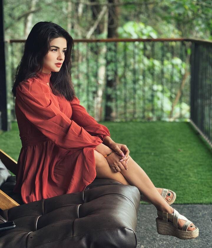 अवनीत ने इंस्टाग्राम पर दो तस्वीरें शेयर की हैं, जिसमें वह रेड कलर की ड्रेस पहने काफी प्यारी लग रही हैं. खुले बालों और रेड लिप शेड से पूरा किया है.