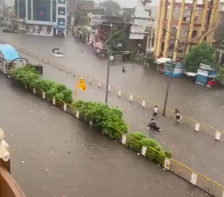 जयपुर में भी बारिश का दौर लगातार जारी है. पिछले दिनों राजधानी में मूसलाधार बारिश से सड़कों पर जलभराव हो गया. यहां गाड़ियां सड़कों पर तैरती नजर आईं.