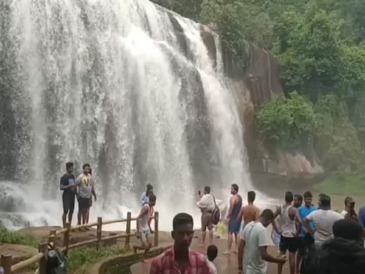 Full ov Tourist People in Gandahathi Water Falls Gandahathi Water Falls: కొండల పైనుంచి జలజలా రాలుతున్న గంగమ్మ, ఆనందంలో పర్యాటకులు!