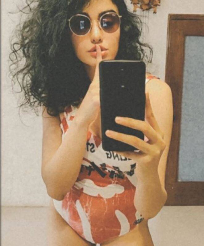 આ તસવીરોમાં અદા ખુલ્લા વાળમાં સ્વિમ સૂટ પહેરીને પોઝ આપતી જોવા મળે છે.