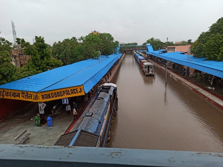 Rajasthan News  jodhpur heavy rain in jodhpur Railway Raikabag Palace Junction ANN Jodhpur Weather News: जोधपुर में बारिश के बाद बढ़ा लोगों का संकट, रेलवे ट्रैक पर भरा पानी, रद्द की गईं ये ट्रेनें, देखें लिस्ट