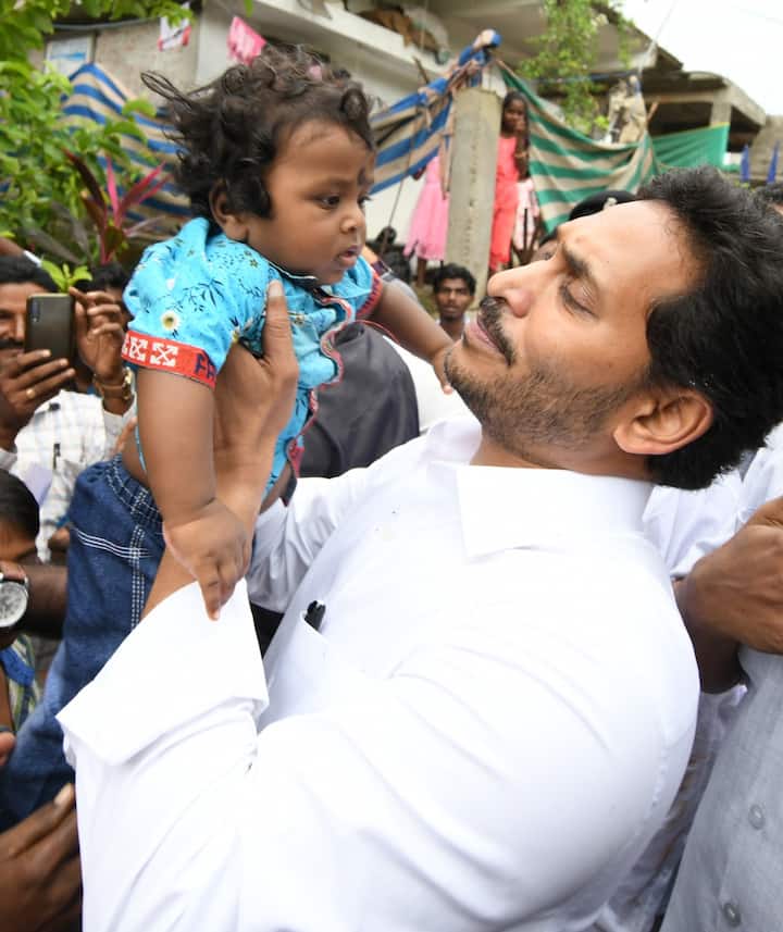 సీఎం జగన్ జేబులోంచి పెన్ తీసుకునే ప్రయత్నం చేశాడు 8 నెలల బాబు