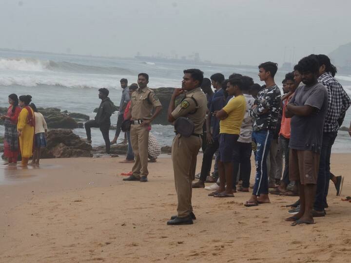Visakhapatnam woman disappears in RK Beach, searching continuous RK Beach Woman Missing: బీచ్‌లో సరదాగా భార్యాభర్తలు, వెనక్కి తిరిగిచూసేసరికి ఆమె మిస్సింగ్! మిస్టరీగా కేసు