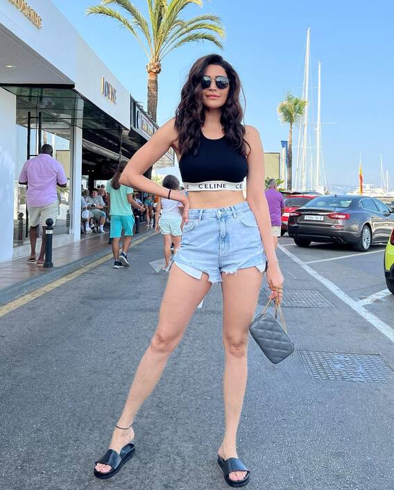 Karishma Tanna Photos: పొట్టినిక్కరు, చిట్టి షర్టులో కరిష్మా మెస్మరైజింగ్ లుక్