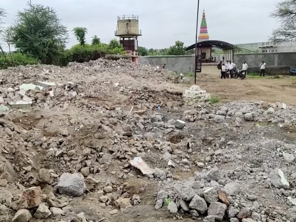 Ahmednagar : पारगावच्या जिल्हापरिषदेच्या शाळेची दुरावस्था, गावच्या मंदिरात घ्याव लागते शिक्षण; विद्यार्थ्यांचे थेट मुख्यमंत्र्यांना पत्र