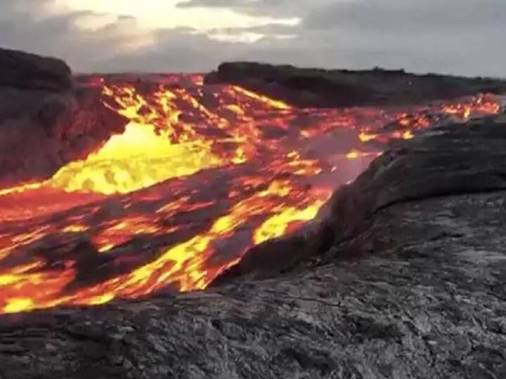 Watch Video: River Of Lava Flowing From Kilauea Volcano In Hawaii Watch Volcano Video; தீவில் பாய்ந்தோடும் தங்கத் தீ... எங்கு தெரியுமா? ட்ரெண்டாகும் டெரர் வீடியோ..