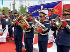 Chandauli News: आजादी का अमृत महोत्सव मना रहा रेलवे, पंडित दीनदयाल स्टेशन पर RPF बैंड ने दी प्रस्तुति