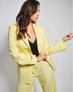 Formal Suit 'ਚ ਆਲੀਆ ਭੱਟ ਨੇ ਦਿੱਤੇ ਇਸ ਅੰਦਾਜ਼ 'ਚ ਪੋਜ਼, ਤਸਵੀਰਾਂ ਸ਼ੇਅਰ ਕਰਕੇ ਪ੍ਰਸ਼ੰਸਕਾਂ ਨੂੰ ਕਹੀ ਇਹ ਪਿਆਰੀ ਗੱਲ