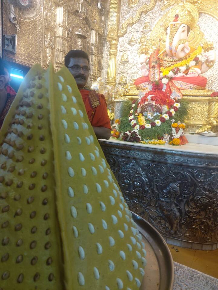 सेनेचे कार्यकर्ते आणि पदाधिकारी यांच्या हस्ते दगडुशेठ गणपतीची आरती करण्यात आली.