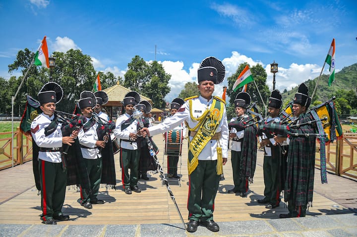 Army band performs during a programme to commemorate the victory over Pakistan in Kargil war. Events to mark the success of ‘Operation Vijay’ were held at Northern Command in Udhampur, Tiger division in Jammu, and other formations in Rajouri, Poonch, and Doda. (Image: PTI)