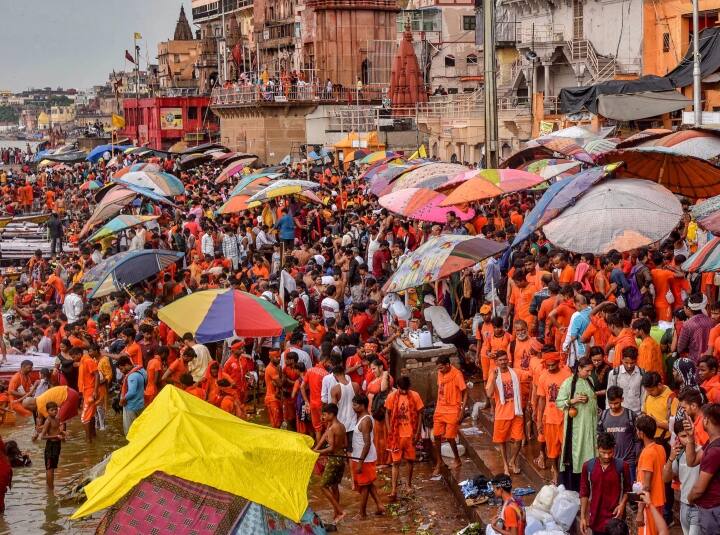 Haridwar: सावन के महीने में इस बार हरिद्वार में कांवड़ियों का सैलाब उमड़ पड़ा. डीएम विनय शंकर पांडे के मुताबिक सोमवार तक तीन करोड़ पांच लाख कांवड़ियों ने गंगा जल भरा है.