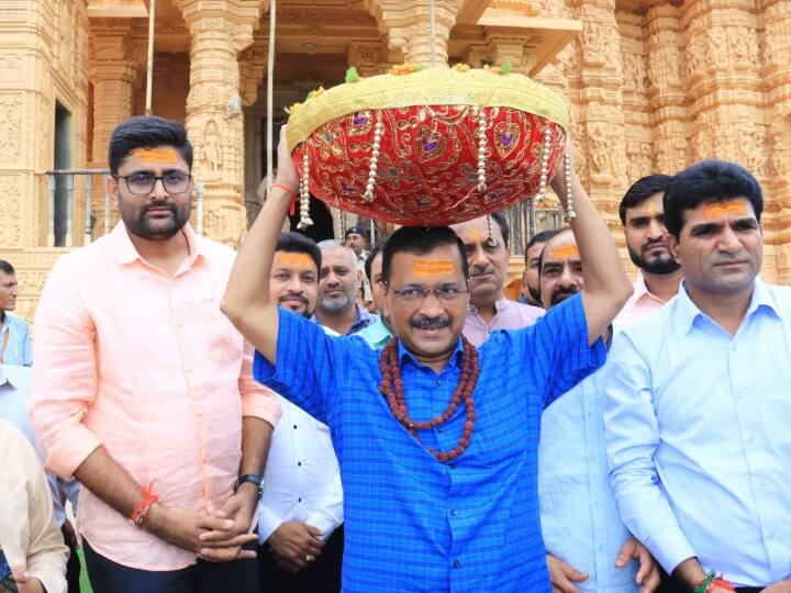 Delhi CM AAP Convener Arvind Kejriwal Offered Prayers Somnath Temple During Gujarat Visit Arvind Kejriwal Gujarat Visit: सीएम केजरीवाल ने सोमनाथ मंदिर में की पूजा-अर्चना, जहरीली शराब के पीड़ितों को लेकर कही ये बात