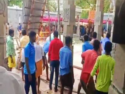 madurai usilampatti The DSP is investigating the conflict between the two sides Crime: உசிலம்பட்டி அருகே கோயில் திருவிழாவில்  இரு தரப்பினர் மோதல் பெண் போலீஸ் காயம்..!