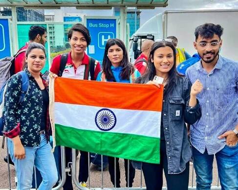 টোকিও অলিম্পিক্সে ব্রোঞ্জ জয়ী বক্সার লভলিনা বড়গোঁহাই ও মহিলা বক্সার নিখাত জারিন বার্মিংহ্যামে পৌঁছনোর পর তাঁদের ঘিরে সেখানকার ভারতীয় সমর্থকদের উচ্ছ্বাস।