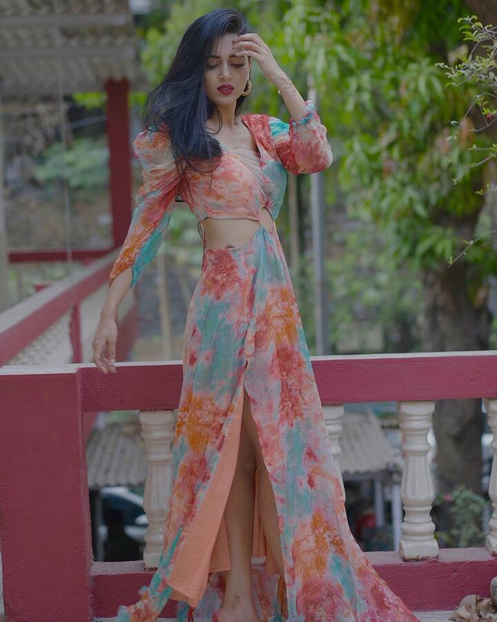 इसके अलावा तेजस्वी प्रकाश अपनी पर्सनल लाइफ को लेकर भी आए दिन सुर्खियां बटोरती हुई नजर आती हैं.