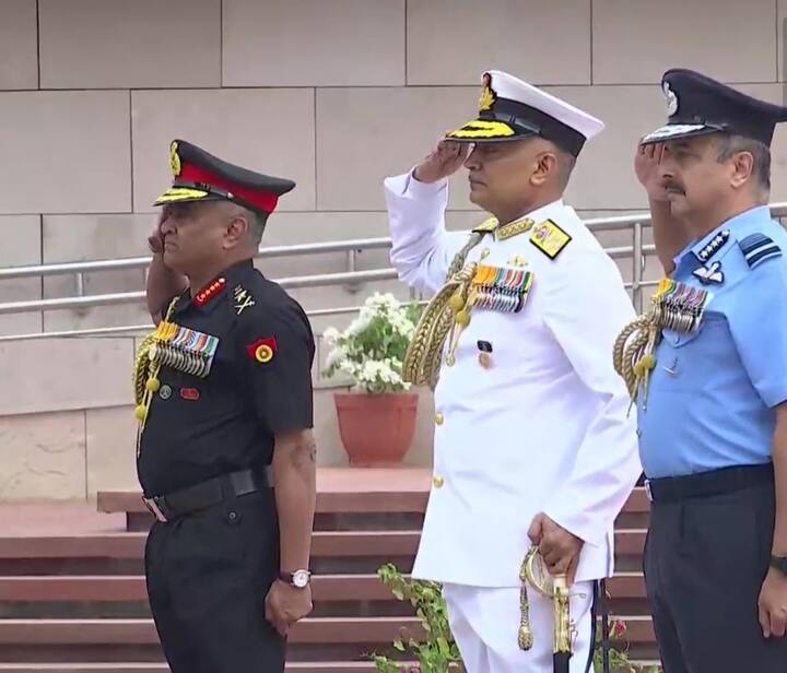 कारगिल विजय दिवस के मौके पर देश के रक्षा मंत्री राजनाथ सिंह समेत  तीनों सेना के चीफ शहीदों को श्रद्धांजलि दी. बता दें, हर साल 26 जुलाई को कारगिल विजय दिवस के रूप में मनाया जाता है.