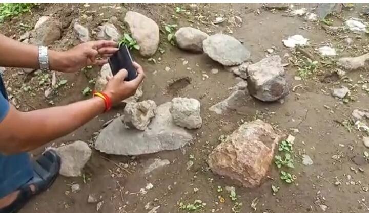 त्यानंतर या व्यक्तीने  त्यांनी पोलीस पाटील अंकुश उंद्रे व अशोक आव्हाळे यांना याबाबतची माहिती दिली. त्यांनी लोणीकंद पोलीस स्टेशनच्या सहकाऱ्यांशी संपर्क साधला.