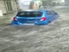 Jodhpur News: जोधपुर में भारी बारिश से बाढ़ जैसे हालात, पानी के बहाव के साथ बह गई कार, सामने आया वीडियो
