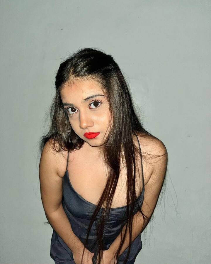 सोशल मीडिया स्टार उर्फी जावेद (Urfi Javed) आए दिन अपने फैशन और आउटफिट्स को लेकर चर्चा में रहती हैं. लेकिन फैंस ने शायद उनकी दो बहनों को नहीं देखा है? दरअसल उर्फी की दो बहनें अस्फी और डॉली ग्लैमर और खूबसूरती के मामले में उर्फी को भी टक्कर देती हैं. हाल में अस्फी और डॉली ने इंस्टाग्राम पर अपनी सुपरसेक्सी फोटोज शेयर की हैं इन्हें देख फैंस शायद उर्फी को भी भूल जाएं.