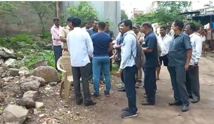 परिसरातील नागरिकांनी थोड्या प्रमाणात गर्दी केली होती.