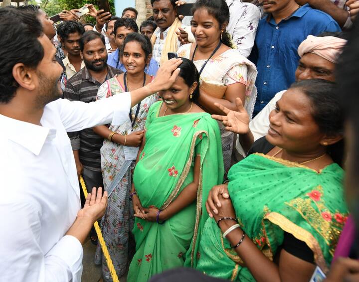 అక్క చెల్లెమ్మలతో సీఎం జగన్