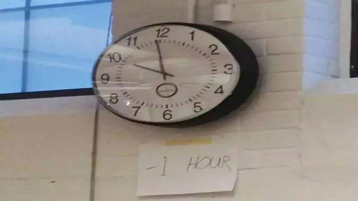 Most Funny Photos: ਤੁਹਾਡੇ ਘਰ ਦੀਆਂ ਘੜੀਆਂ ਵੀ ਕਦੇ-ਕਦੇ ਖਰਾਬ ਹੋ ਸਕਦੀਆਂ ਹਨ ਪਰ ਹੋ ਸਕਦਾ ਹੈ ਕਿ ਤੁਸੀਂ ਕਦੇ ਆਪਣੇ ਦਿਮਾਗ ਨੂੰ ਇੰਨਾ ਨਹੀਂ ਚਲਾਇਆ ਹੋਵੇ। ਘੜੀ ਨੂੰ ਸੈੱਟ ਕਰਨ ਜਾਂ ਨਵੇਂ ਸੈੱਲ ਪਾਉਣ ਦੀ ਬਜਾਏ, ਇੱਕ ਵਿਅਕਤੀ ਨੇ ਇੱਕ ਸਲਿੱਪ 'ਤੇ ਇੱਕ ਘੰਟਾ ਘਟਾ ਲਿਖ ਕੇ ਕੰਧ 'ਤੇ ਚਿਪਕਾਇਆ। ਯਾਨੀ ਫੋਟੋ 'ਚ ਨਜ਼ਰ ਆ ਰਹੀ ਘੜੀ ਇੱਕ ਘੰਟੇ ਤੋਂ ਹੌਲੀ ਚੱਲ ਰਹੀ ਹੈ।