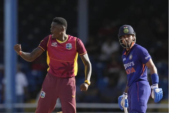 ટીમ ઈન્ડિયાએ રવિવારે રમાયેલી બીજી ODI મેચમાં વેસ્ટ ઈન્ડિઝને 2 વિકેટથી હરાવીને મેચ અને શ્રેણી બંને જીતી લીધી હતી. ટીમ ઈન્ડિયા હવે ત્રણ મેચની શ્રેણીમાં 2-0થી આગળ છે, હવે નજર ક્લીન સ્વીપ પર છે. બીજી વનડેમાં એવું લાગી રહ્યું હતું કે મેચ ટીમ ઈન્ડિયાના હાથમાંથી નીકળી જશે, પરંતુ ત્યારપછી ઓલરાઉન્ડર અક્ષર પટેલે એવું શાનદાર પરફોર્મન્સ કર્યું કે ભારત મેચ જીતી ગયું.