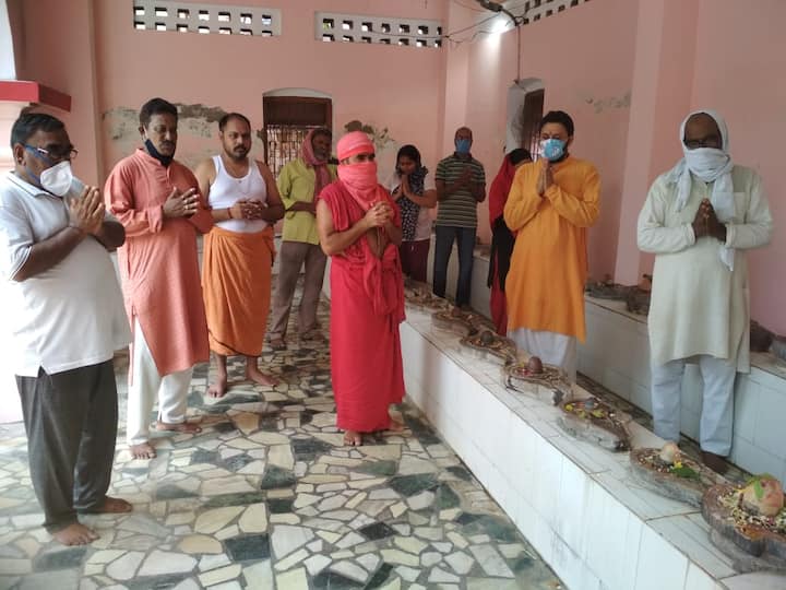 Shiv Kachari Temple Sawan Puja: संगम नगरी प्रयागराज (Prayagraj) में भगवान भोलेनाथ का एक ऐसा अनूठा मंदिर हैं, जहां वो न्यायाधीश के रूप में विराजमान होकर अपने भक्तों को दर्शन देते हैं और उनके कर्मों पर फैसला और न्याय करते हैं. भोलेबाबा का ये अनूठा मंदिर शिव कचहरी के नाम से जाना जाता है. इस मंदिर में एक - दो नहीं, बल्कि 286 शिवलिंग हैं. इनमें एक शिवलिंग मुख्य न्यायाधीश के रूप में हैं तो बाकी दूसरे जजेज़ और वकील के रूप में हैं. शिव कचहरी मंदिर में भोलेबाबा के भक्त जाने- अनजाने में हुई गलतियों की माफी मांगने और उसका प्रायश्चित करने के लिए आते हैं. कोई चिट्ठी लिखकर अर्जी लगाता है तो कोई शब्दों के ज़रिये. कोई कान पकड़कर अपनी गलती के लिए क्षमा मांगता है तो कोई उठक -बैठक कर. देखिए तस्वीरें.....