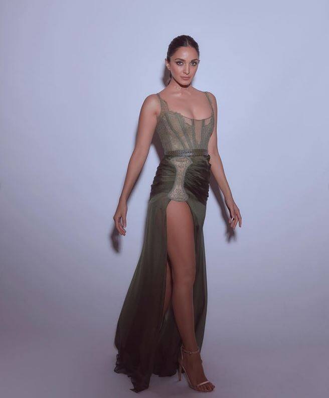 કિયારાએ આ લુકમાં બધાનું ધ્યાન ખેચ્યુ છે.  કિયારા છેલ્લે 2021 માં આવેલી ફિલ્મ શેરશાહમાં સિદ્ધાર્થ મલ્હોત્રા સાથે જોવા મળી હતી.