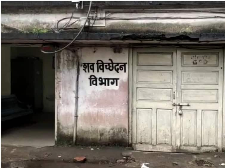 In CPR freezer in the post-mortem department closed employees tortured to death due to the rotting of the dead bodies CPR Hospital Kolhapur : सीपीआरमधील शवविच्छेदन विभागातील फ्रिजर 6 दिवसांपासून बंद, मृतदेह सडल्याने संतापाची लाट 