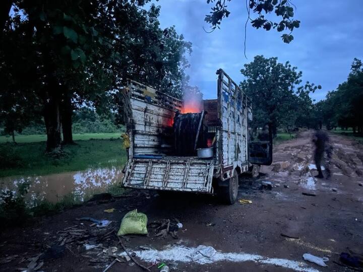 Bijapur naxal attack Naxalites 3 vehicles set on fire laborers beaten up Chhattisgarh ANN Bijapur News: नक्सलियों ने बीजापुर में 3 वाहनों को किया आग के हवाले, मजदूरों को दी ये चेतावनी