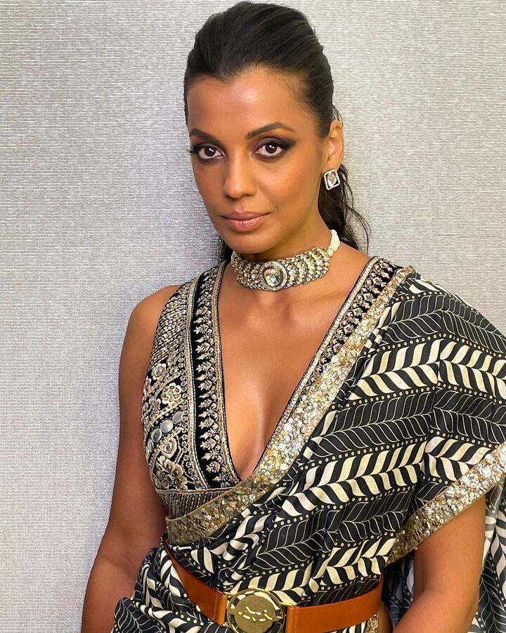 याच वर्षी मुग्धाला ‘ग्लॅडरॅग्स मेगा मॉडेल हंट’ ही स्पर्धा जिंकून पहिले यश मिळाले, जे तिच्या आयुष्यातील टर्निंग पॉइंट ठरले. या विजयानंतर मुग्धा प्रसिद्धी झोतात आली. याशिवाय 2002मध्येच मुग्धाने ‘मिस इंडिया’मध्ये ‘बेस्ट मॉडेल’ आणि ‘बेस्ट नॅशनल कॉस्च्युम’चा किताब पटकावला होता.