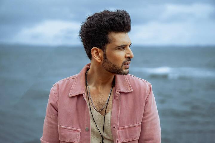 इन तस्वीरों को अपने इंस्टाग्राम फीड पर शेयर करते हुए करण ने लिखा है कि जब हम गोवा में थे.