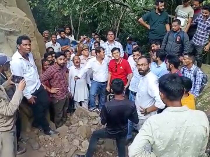 Nainital in danger mountain landslides Kumaon Division commissioner Deepak Rawat inspected site ANN Nainital News: चट्टानों के खिसकने से लोगों को तबाही का डर, आयुक्त दीपक रावत ने किया मौके का मुआयना