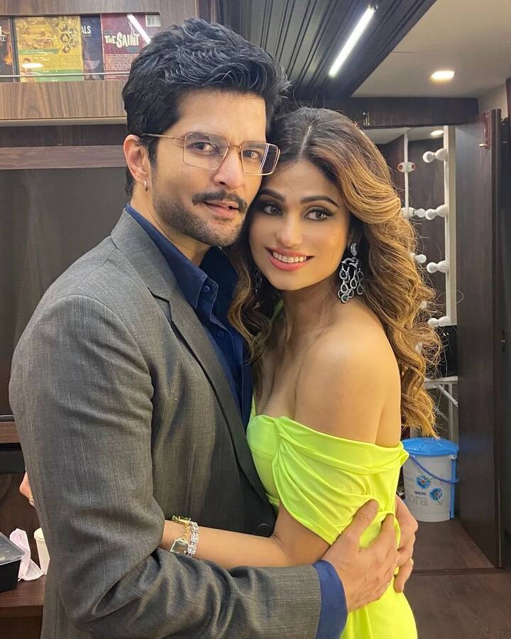 शमिता और राकेश की लव स्टोरी की शुरुआत पिछले साल बिग बॉस ओटीटी से हुई थी. यहीं दोनों की पहली मुलाकात हुई जो दोस्ती में बदली और फिर प्यार.
