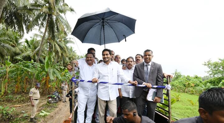 లంక గ్రామాల్లో ట్రాక్టర్ పై సీఎం జగన్