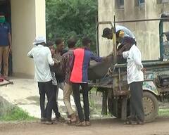 Gujarat Hooch Tragedy: લઠ્ઠાકાંડના મૃતકોને બરવાળા સામુહિક આરોગ્ય કેન્દ્રમાં આ રીતે લઈ જવાયા, જુઓ તસવીરો