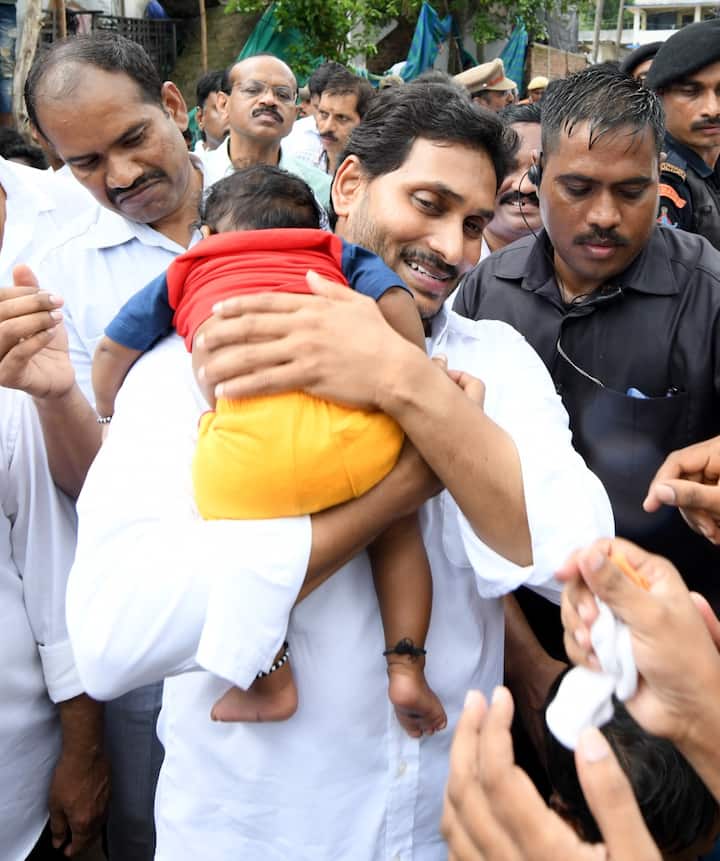 చిన్నారిని ఎత్తుకున్న సీఎం జగన్