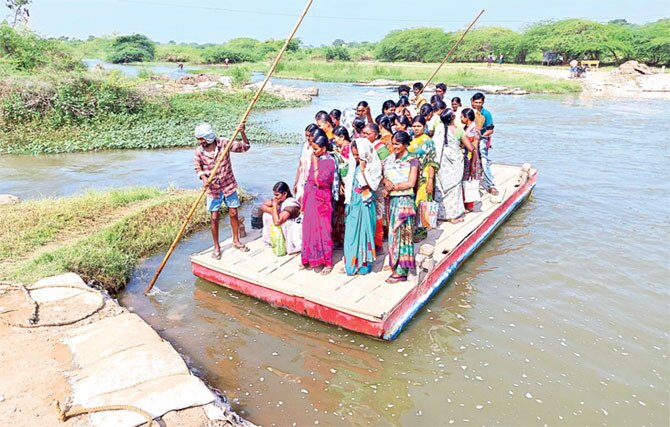 Villagers Constructing Bridge : ప్రభుత్వాలు చేయట్లేదని ప్రజలే ముందుకు కదిలారు- వంతెన నిర్మించుకున్నారు 