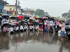Villagers Protest: మండలం చేసేయండి సార్ - వర్షంలో గొడుగులతో రోడ్డుపై ధర్నా!