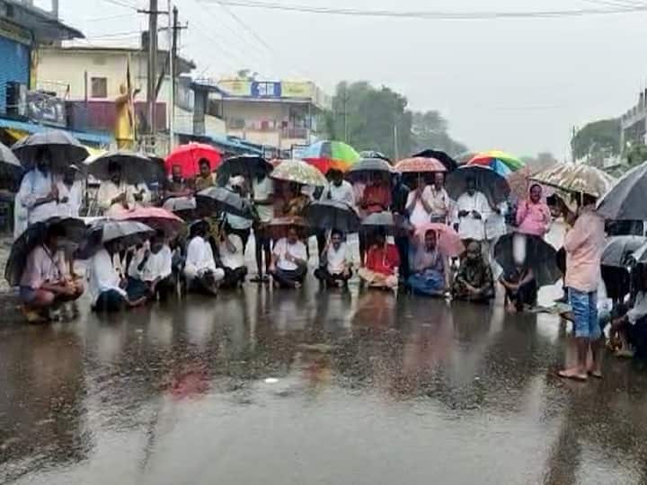Soanala Villagers Protest on The Road With Umbrellas  Villagers Protest: మండలం చేసేయండి సార్ - వర్షంలో గొడుగులతో రోడ్డుపై ధర్నా!