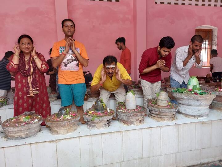 ये नज़ारा है कुंभ नगरी प्रयागराज में संगम के नजदीक गंगा नदी के तट पर स्थित शिव कचहरी मंदिर का. इस तरह की तस्वीरें आपको हैरान कर सकती हैं, लेकिन ये नज़ारा यहां आम तौर पूरे दिन ही देखने को मिलता है. यहां भोले भंडारी के दरबार में उनके भक्त अपनी गलतियों की माफी मांगने और उसका प्रायश्चित करने के लिए आते हैं. कोई चिट्ठी लिखकर अपनी अर्जी छोड़ जाता है तो कोई यहां स्थित शिवलिंगों से सटकर धीमी आवाज़ में शब्दों के ज़रिये अपनी हाजिरी लगाता है.