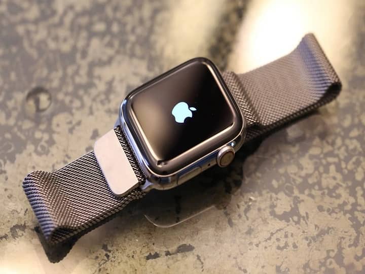Government Warns Apple Watch Users in India Apple: सरकार ने Apple Watch को लेकर दी चेतावनी,  हैकिंग के हो सकते हैं शिकार