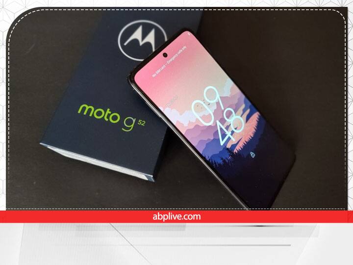 Moto G52 में एक सुपर-स्लीक बॉडी और एक पोलेड डिस्प्ले दी गई है, जो AMOLED डिस्प्ले की तुलना में बेहतर व्यूइंग एक्सपीरियंस देने में सक्षम है. इस फोन में ऑक्टा-कोर क्वालकॉम स्नैपड्रैगन 680 प्रोसेसर मिलता है, जिसमें एड्रेनो 610 GPU, 6GB तक LPDDR4X रैम और 128GB तक का UFS स्टोरेज शामिल है. इस फोन को 16,499 रुपये में खरीदा जा सकता हैं.