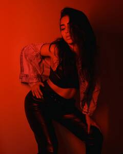 Tejasswi Prakash ने बलखाते हुए दिखाईं नागिन जैसी अदाएं, किलर लुक से लूट ली महफिल