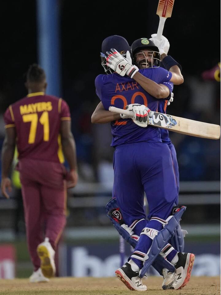 આ પછી, ડ્રેસિંગ રૂમમાં એક મજાની ઉજવણી થઈ, જ્યારે અક્ષર પટેલ અને મોહમ્મદ સિરાજની જોડી અંદર પહોંચી. ત્યારબાદ કોચ રાહુલ દ્રવિડે અક્ષર પટેલને ગળે લગાવીને બંનેને અભિનંદન પાઠવ્યા હતા. મોહમ્મદ સિરાજે કહ્યું કે જ્યારે અક્ષર શોટ રમી રહ્યો હતો ત્યારે તેનો ઉત્સાહ જોઈને મને લાગ્યું કે મારે પણ મારવું જોઈએ.