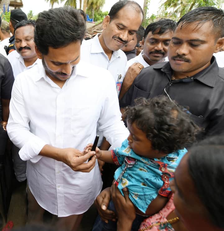 8 నెలల బాబుకు తన పెన్ గిఫ్ట్గా ఇచ్చారు సీఎం జగన్
