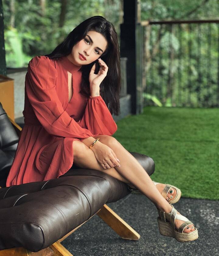 अवनीत कौर अपने इस लुक में भी कमाल की लग रही हैं. उनकी ये ड्रेस ‘Ewa Young’ नाम के ब्रांड से है, जिसकी कीमत 1625 रुपये की है. ये ड्रेस ब्रांड की आधिकारिक साइट पर मौजूद है.