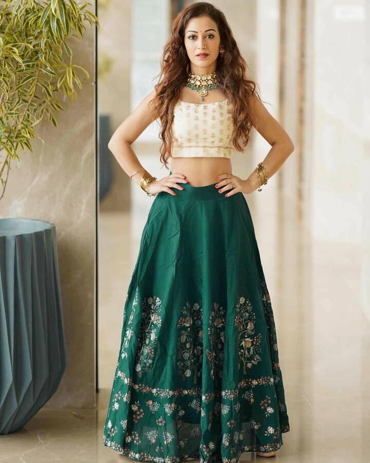 सुनयना शो में तारक मेहता की पत्नी अंजलि का किरदार निभा रही हैं. शो में सुनयना फौजदार का किरदार काफी शांत और संस्कारी बहू वाला है.