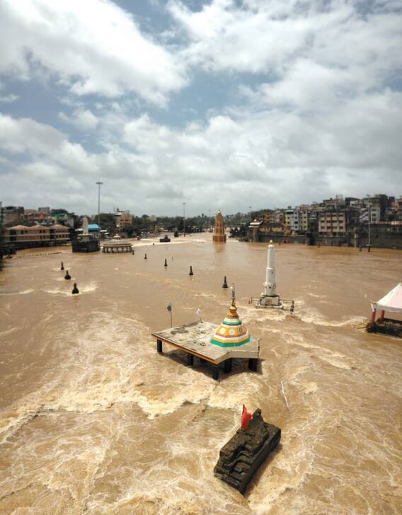 Nashik Rain Record : नाशिक शहरात रेकॉर्ड ब्रेक पावसाची नोंद, तब्बल 81 वर्षांनंतर जुलैत 'धो-धो' Nashik Rain Record : नाशिक शहरात रेकॉर्ड ब्रेक पावसाची नोंद, तब्बल 81 वर्षांनंतर जुलैत 'धो-धो'